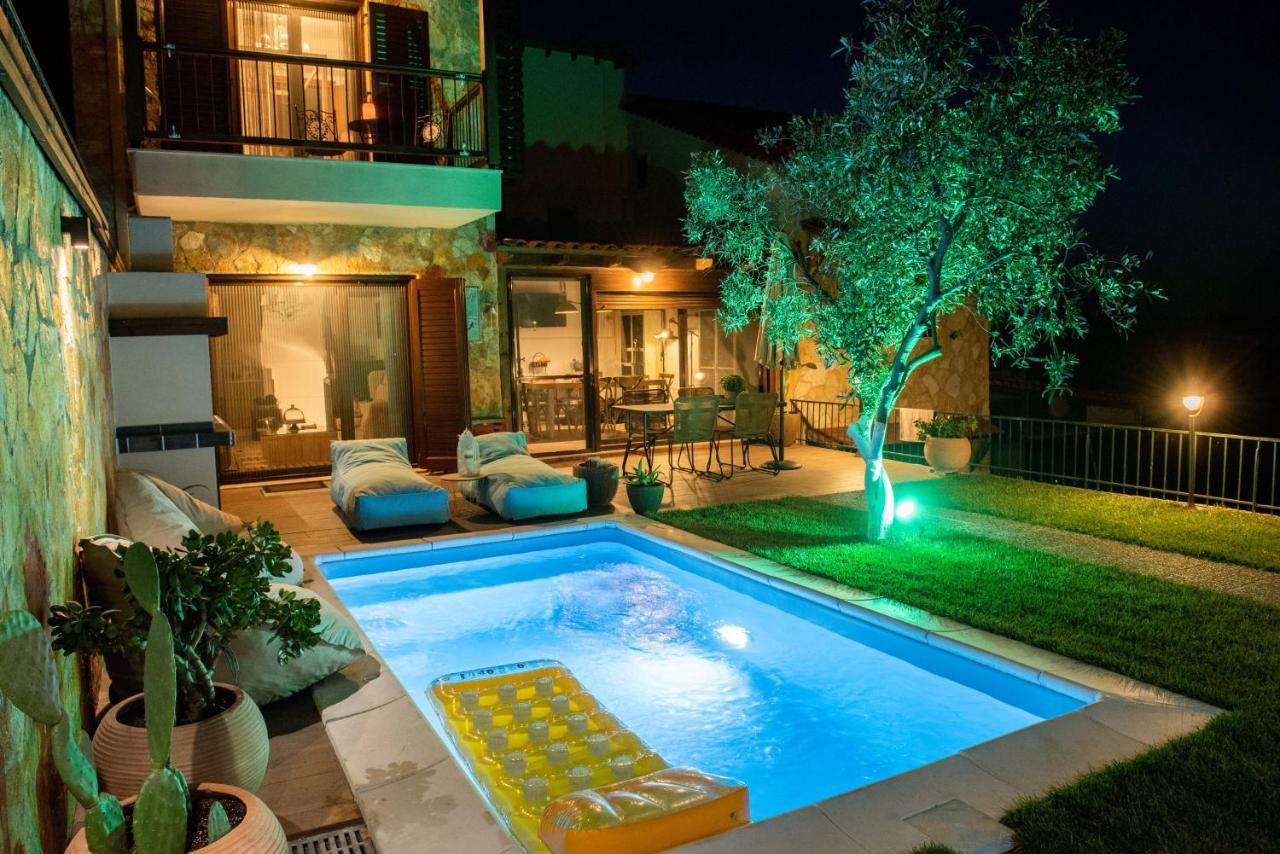 Dandy Villas Nea Roda - Melodic Waves - Private - Pool - Parking - Cellar ภายนอก รูปภาพ